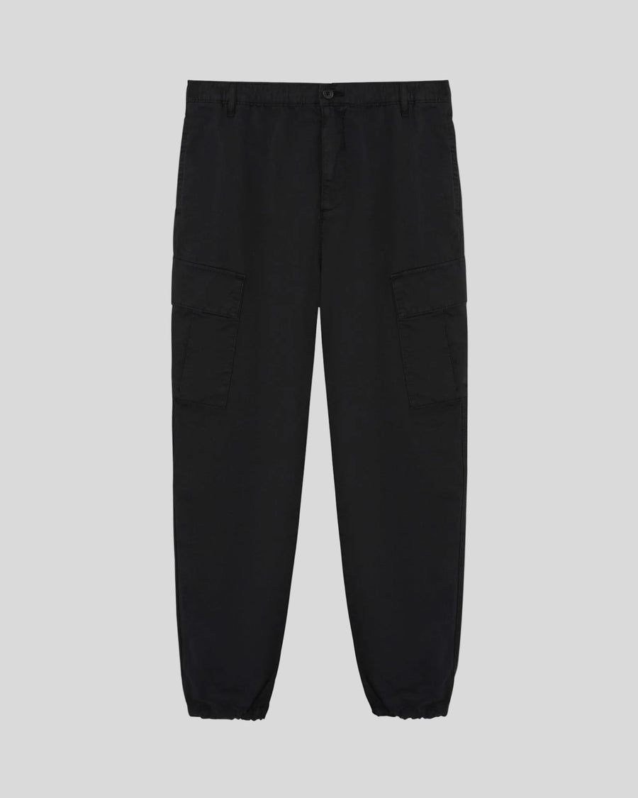Uomo con pantaloni cargo con risvolto in nero corvino