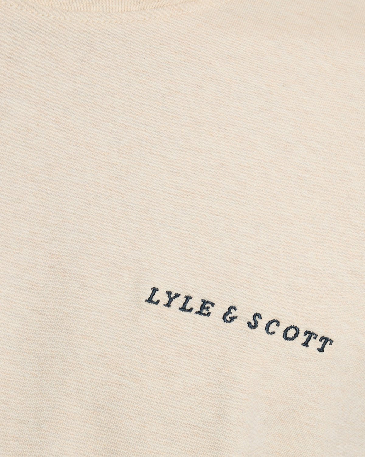 Homme portant un t-shirt à col rond en coton avec logo « Script » de couleur « Ice Cream Marl »