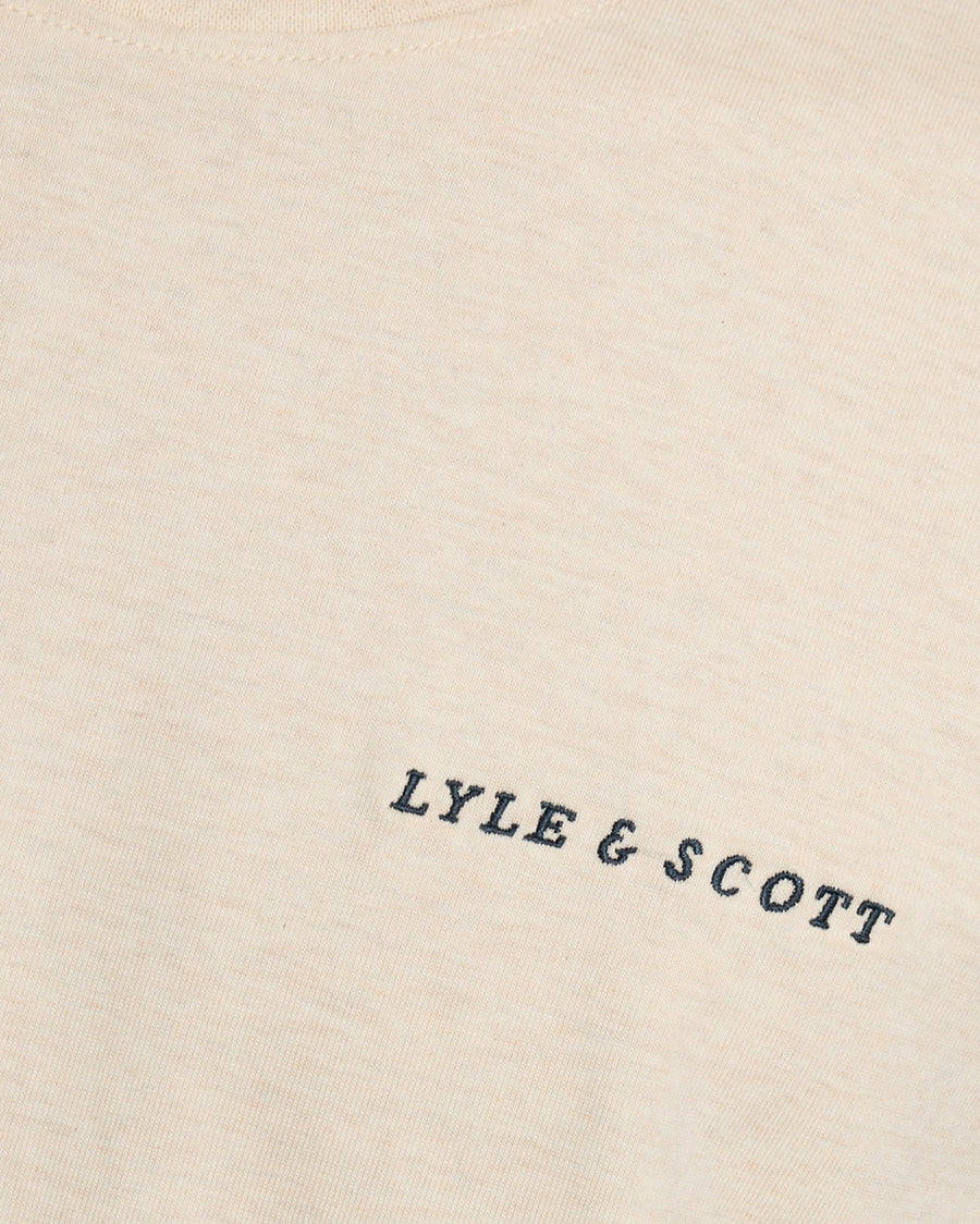 Homme portant un t-shirt à col rond en coton avec logo « Script » de couleur « Ice Cream Marl »