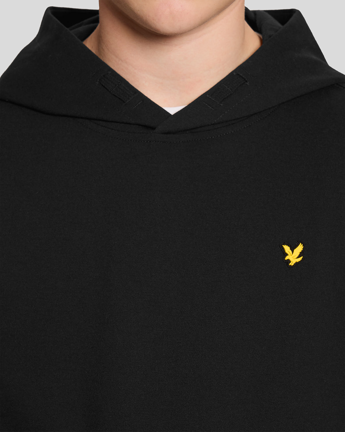 Homme portant un sweat à capuche en molleton Sports Brushback, couleur noir de jais