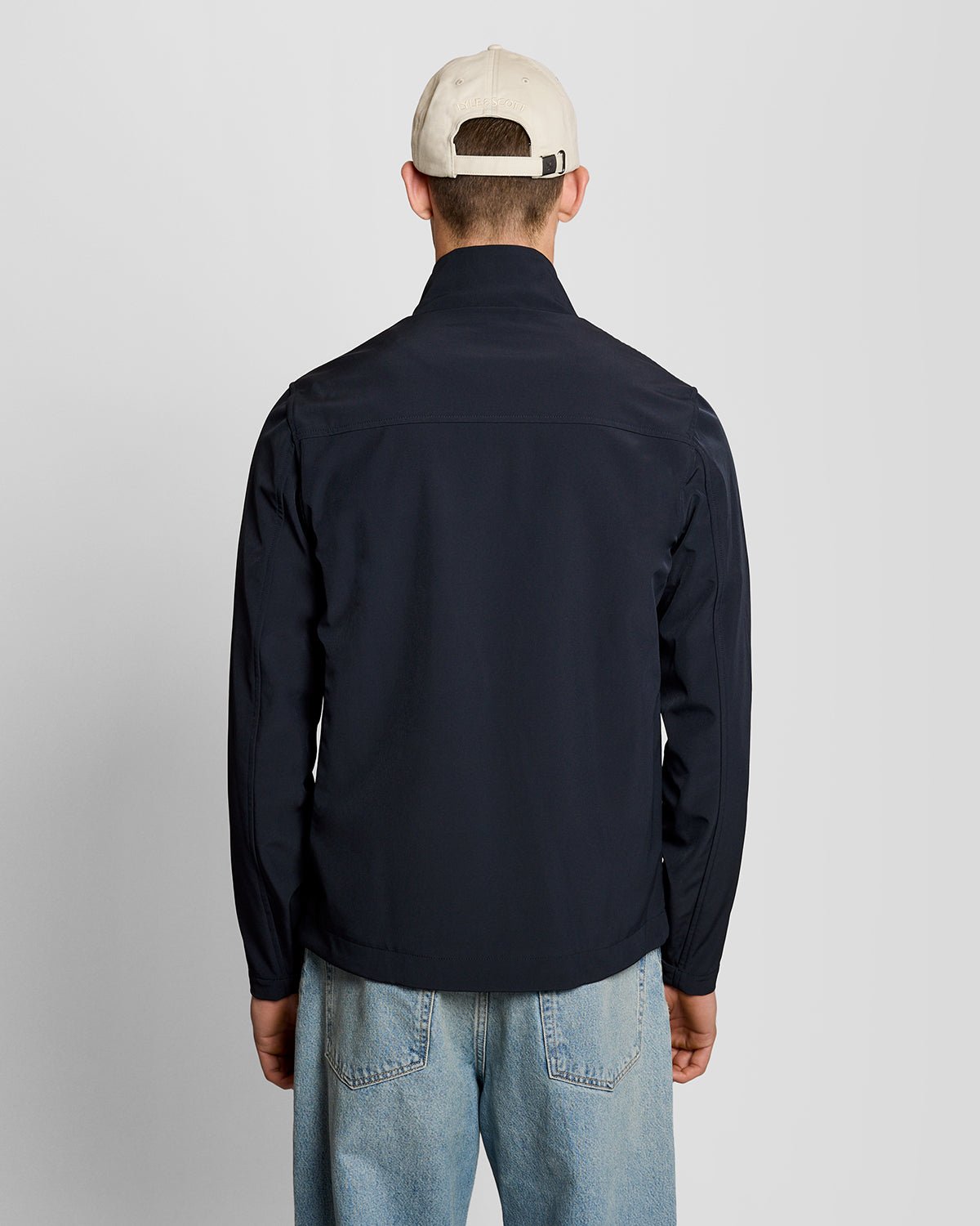 Homme portant une veste softshell à dos en maille, bleu marine foncé