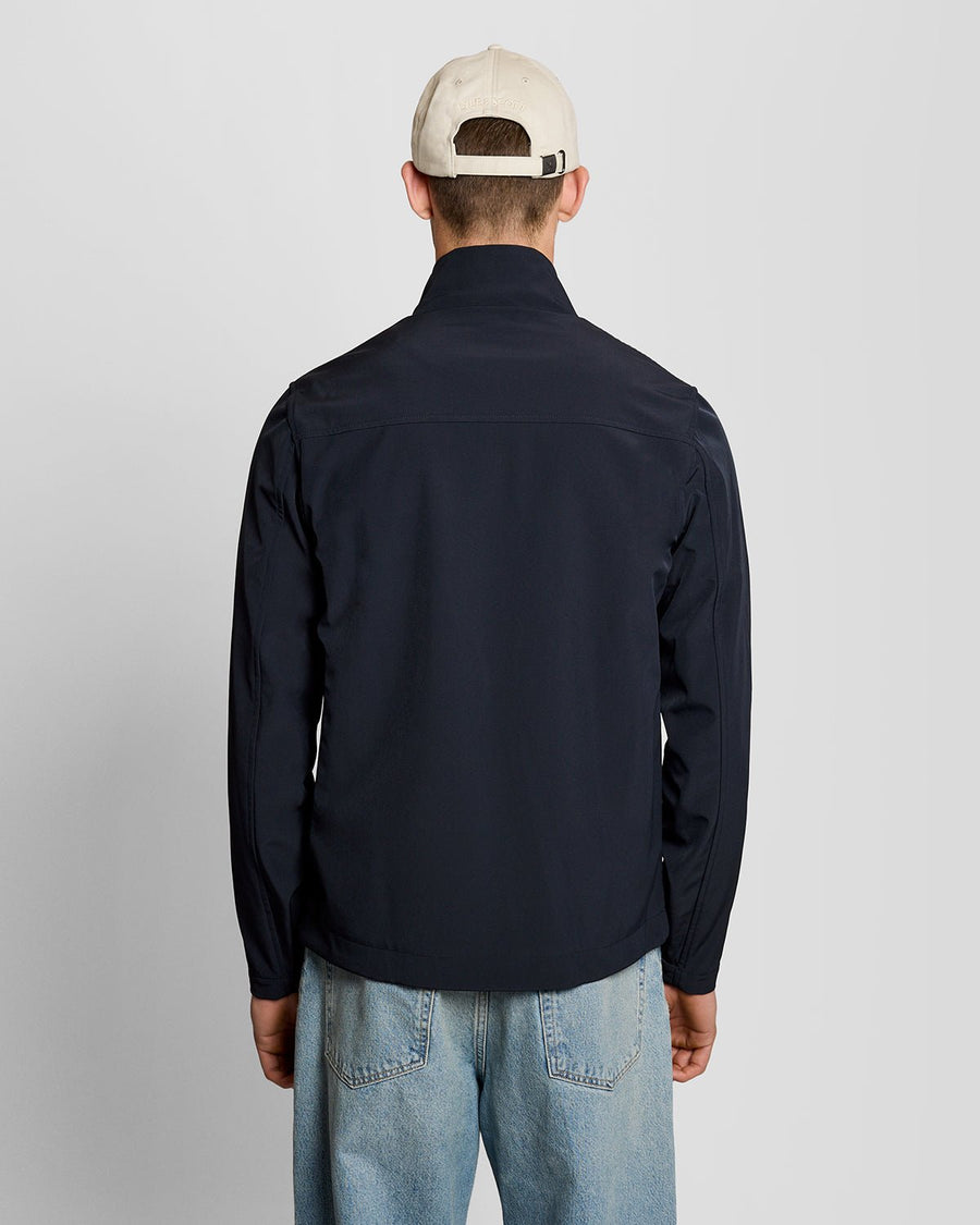 Homme portant une veste softshell à dos en maille, bleu marine foncé