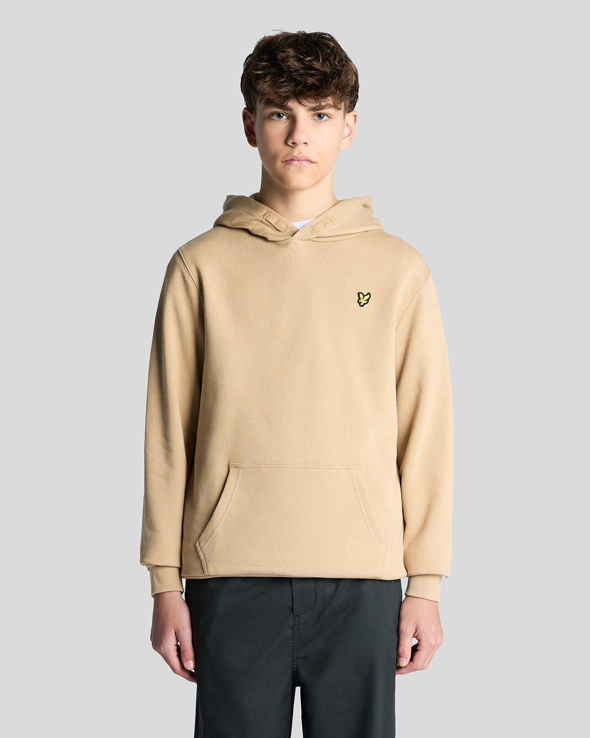 Un homme porte un sweat à capuche en coton Loopback couleur sable foncé