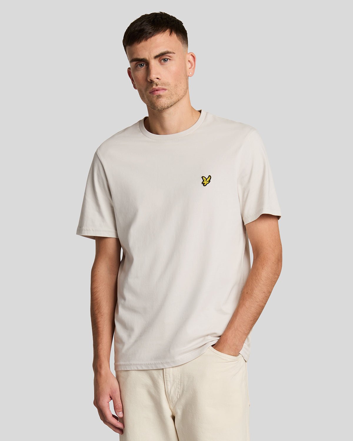 Un homme porte un t-shirt en coton à col rond de couleur Cove