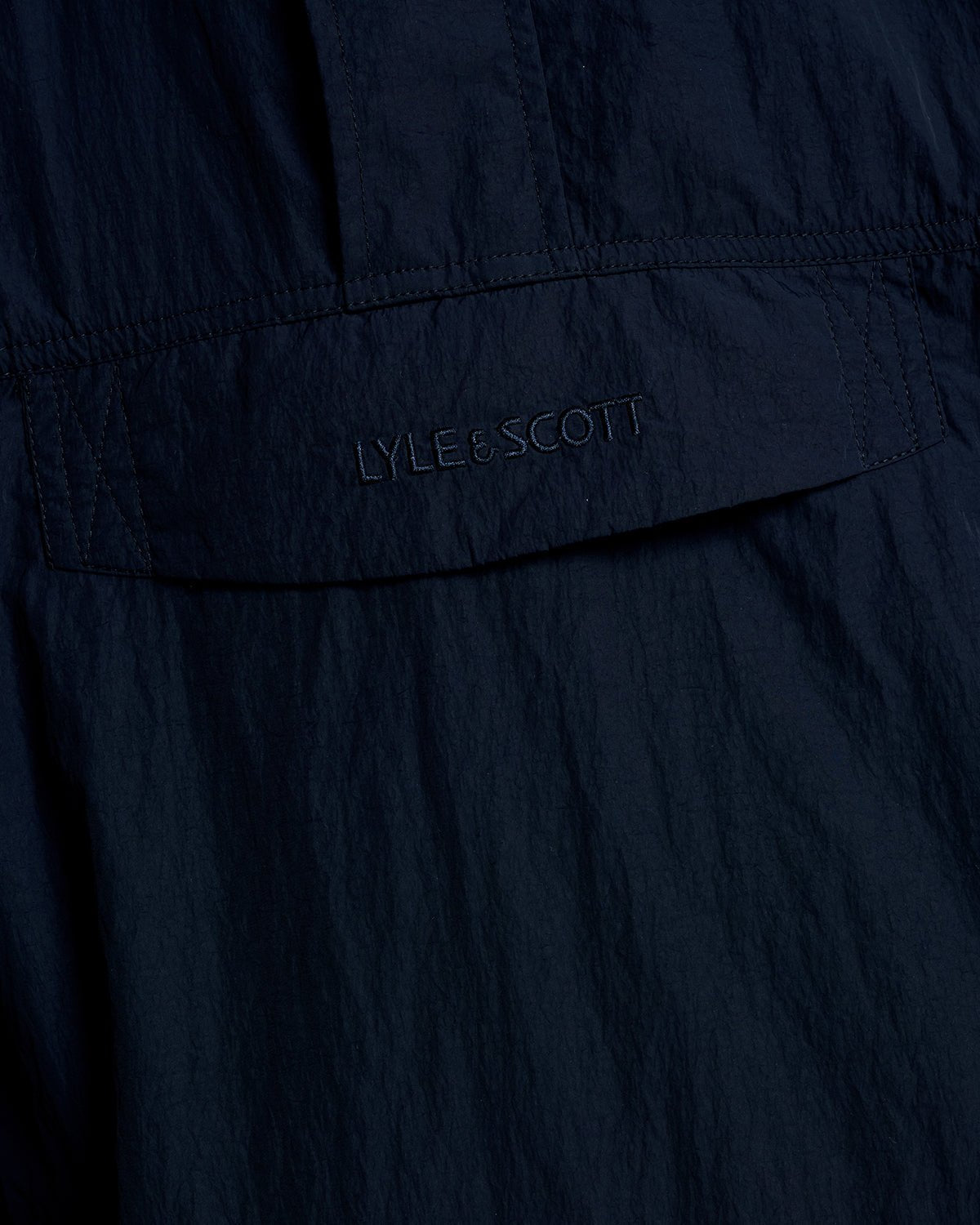 Homme portant une veste-blouse imperméable bleu marine foncé