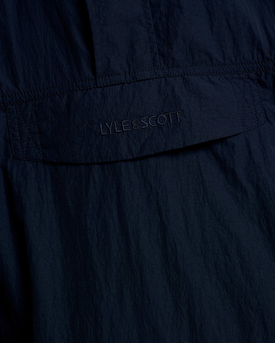 Homme portant une veste-blouse imperméable bleu marine foncé