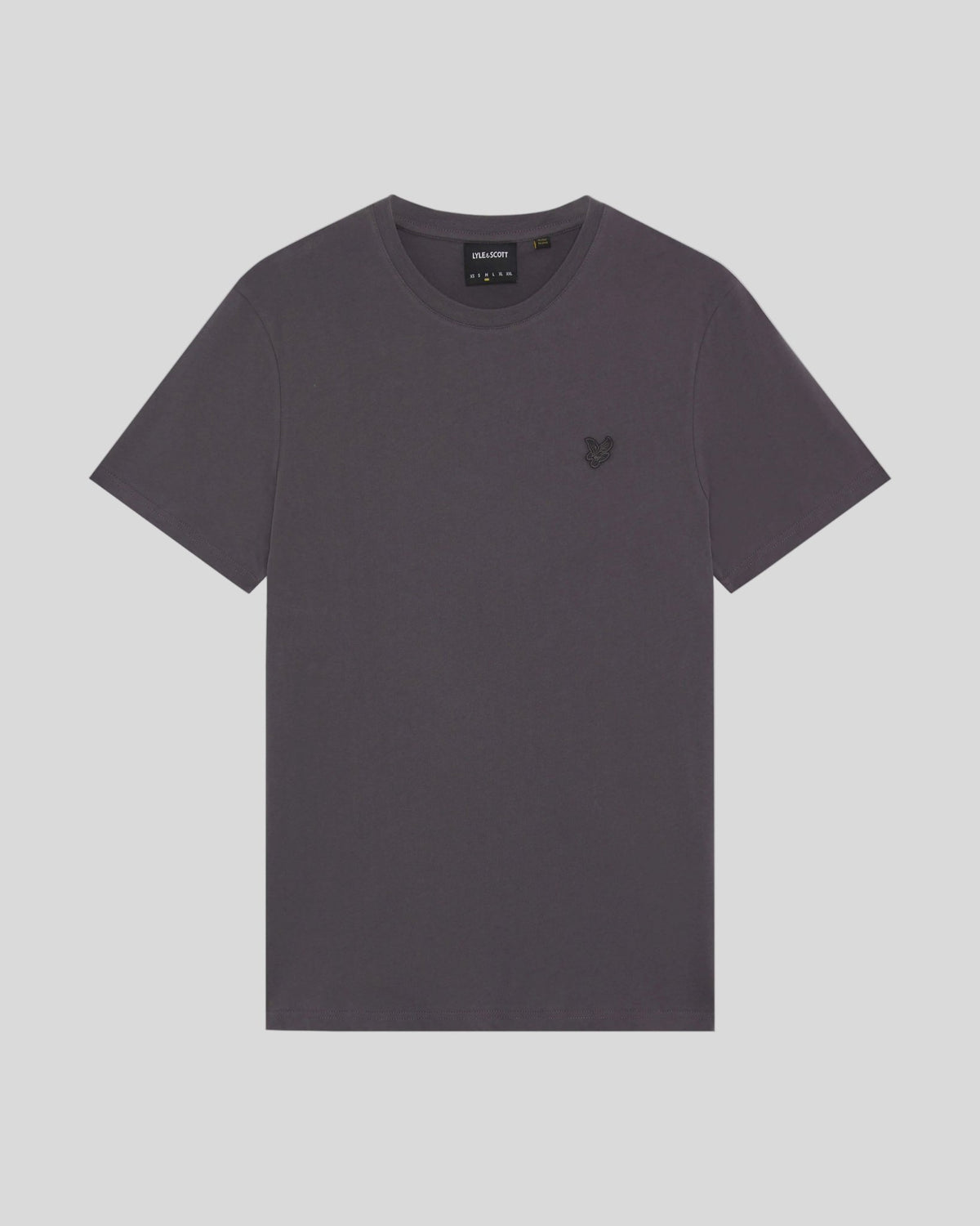 Un homme porte un t-shirt en coton ultra-fin de couleur « Iron »