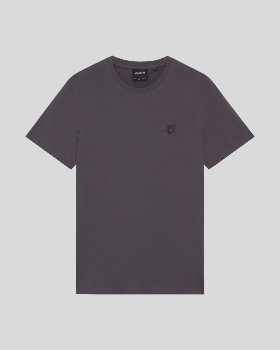 Un homme porte un t-shirt en coton ultra-fin de couleur « Iron »