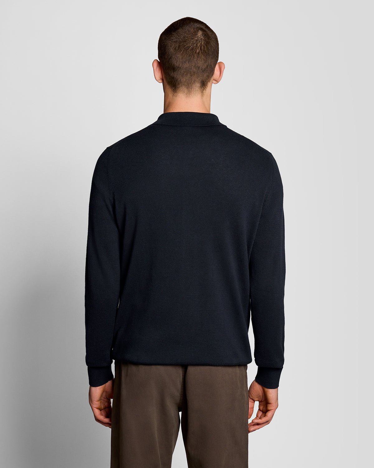 Homme portant un pull en coton bleu marine foncé