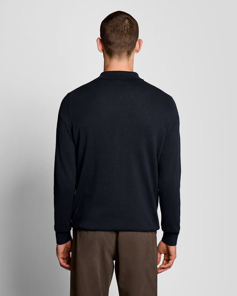 Homme portant un pull en coton bleu marine foncé
