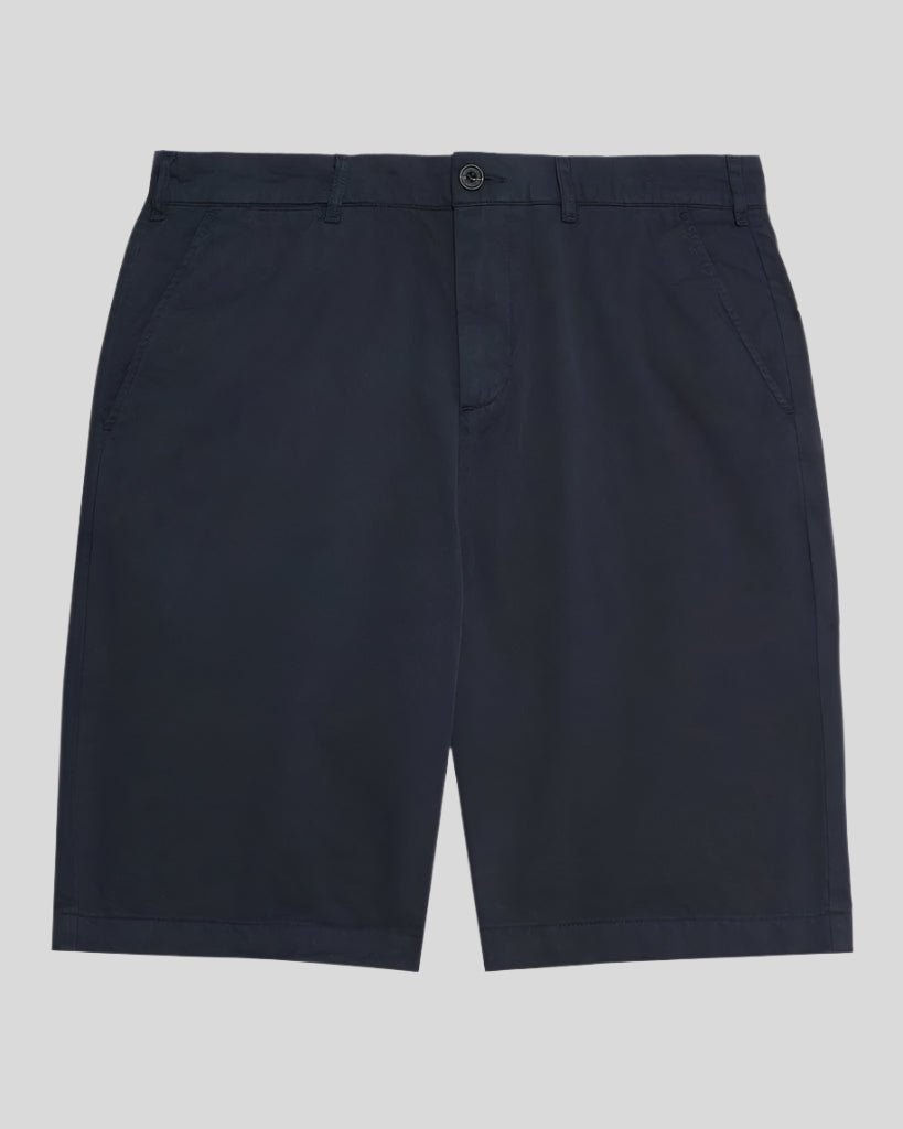 Mann trägt eine dunkelblaue Chino-Shorts