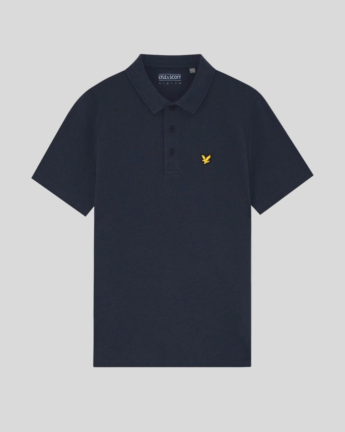 Un homme porte un polo technique bleu marine foncé