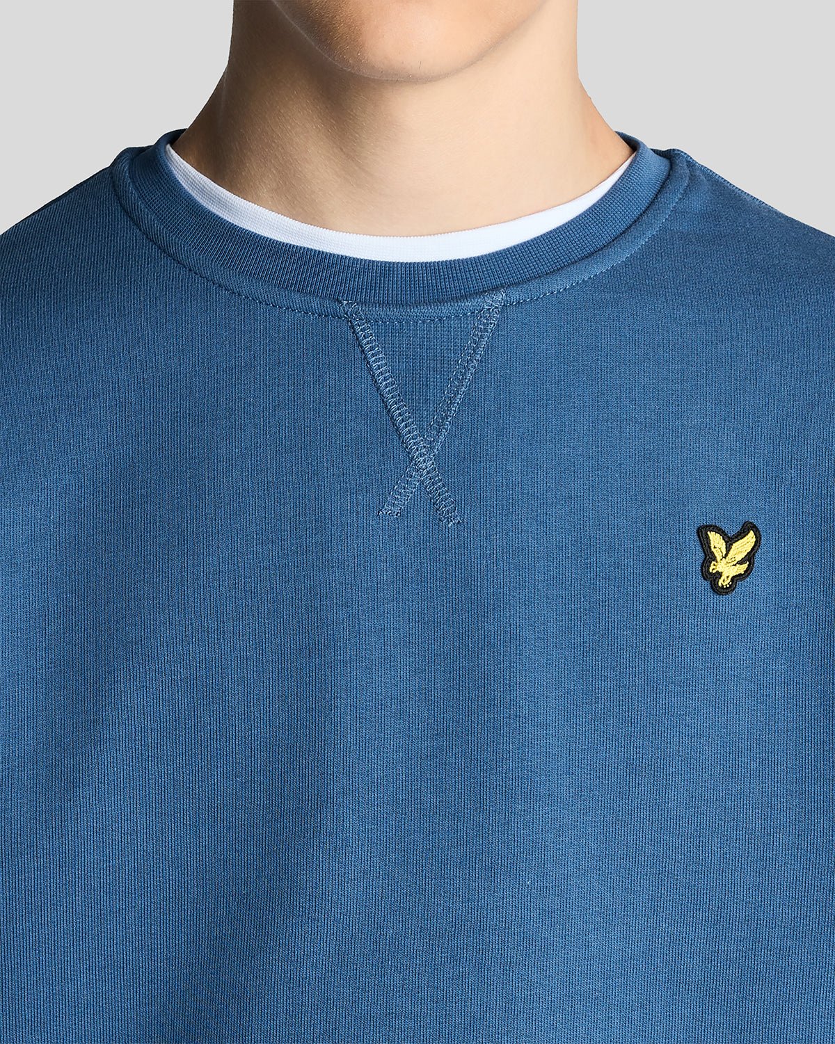 Uomo con felpa girocollo in cotone color bluette scuro