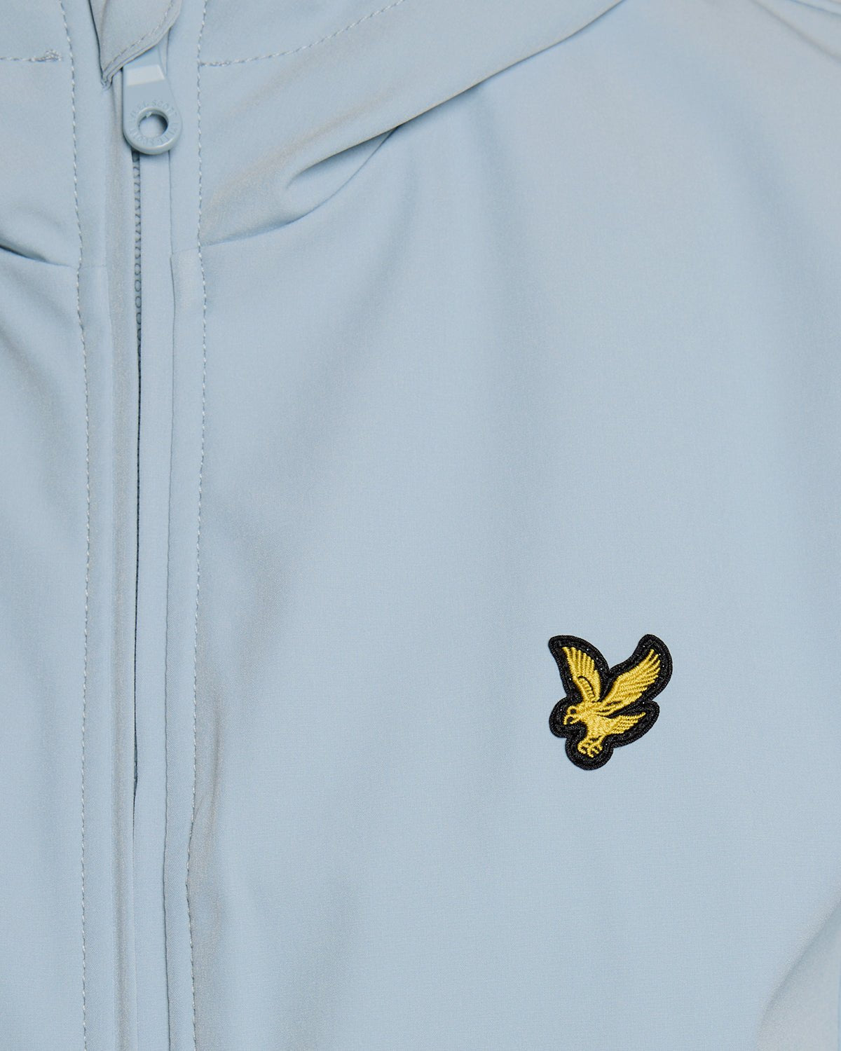 Homme portant une veste softshell doublée de maille, couleur bleu opale