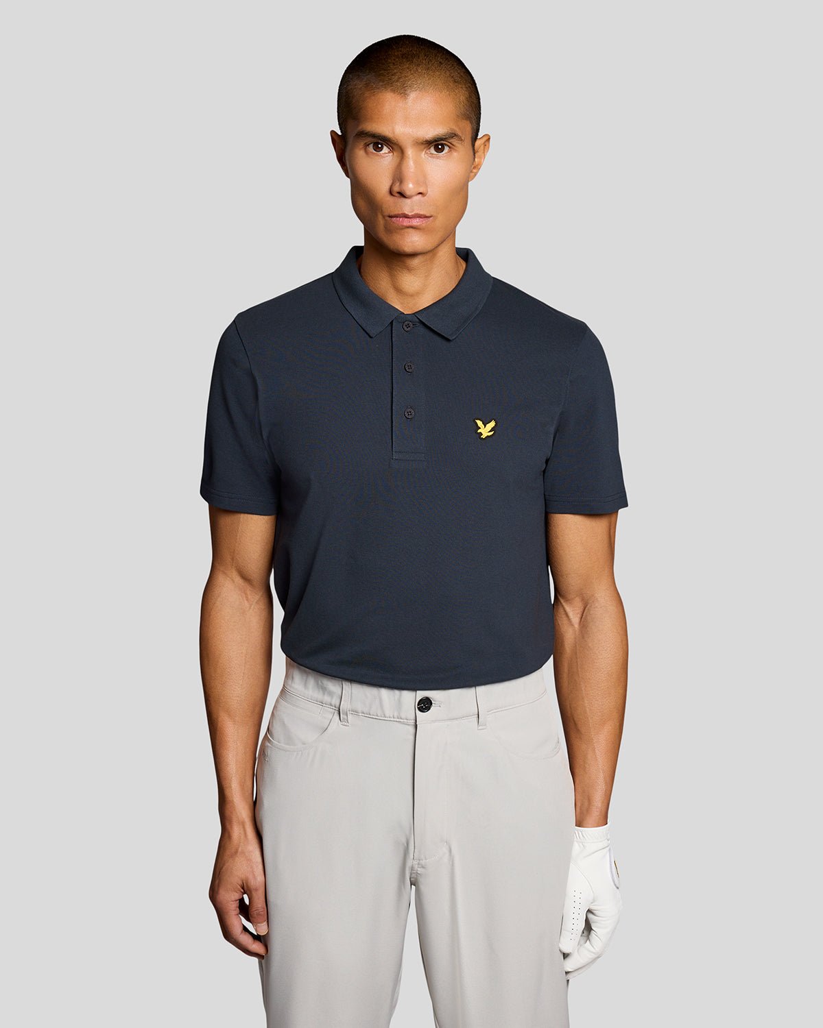 Un homme porte un polo technique bleu marine foncé
