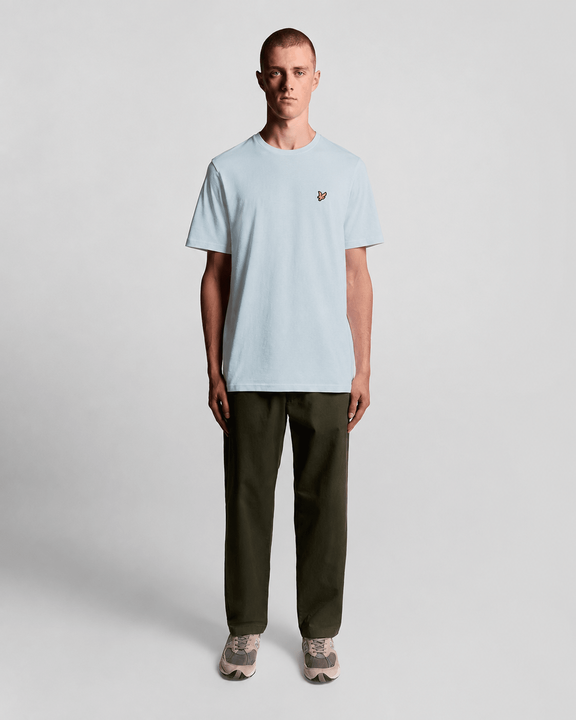Homme portant un t-shirt à col rond en coton bleu opale