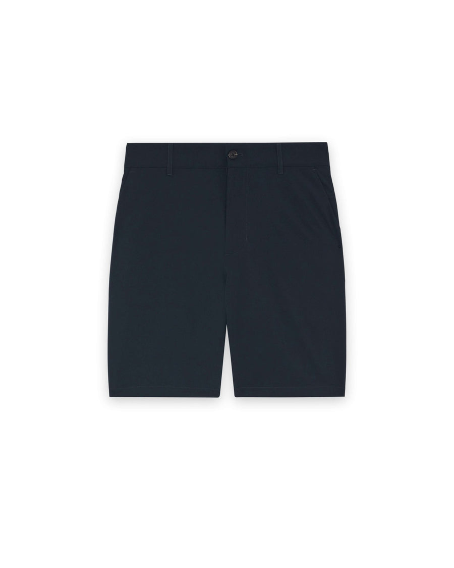 Un homme porte un short technique léger bleu marine foncé