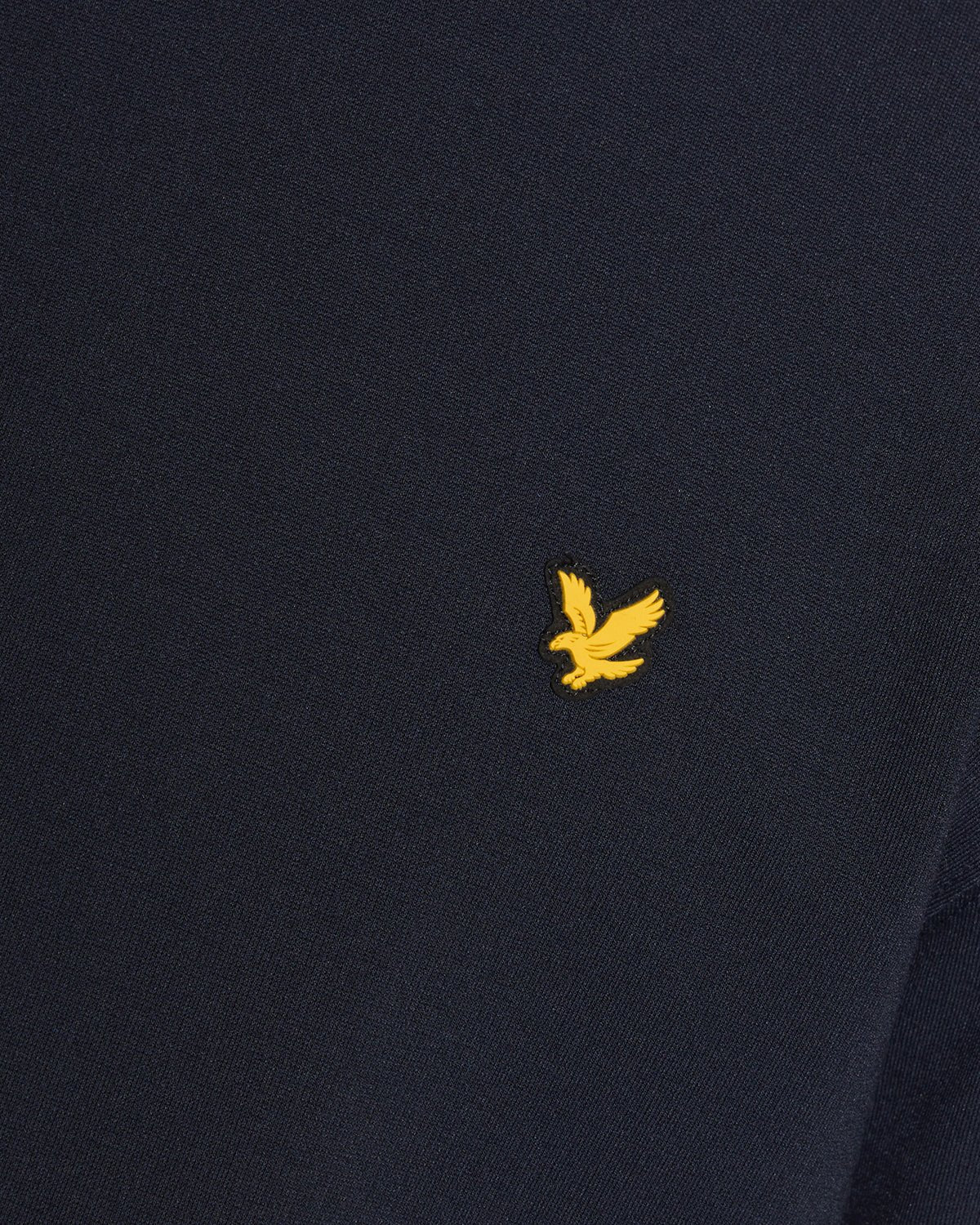 Homme portant un sweat à capuche en polaire Sports Brushback bleu marine foncé