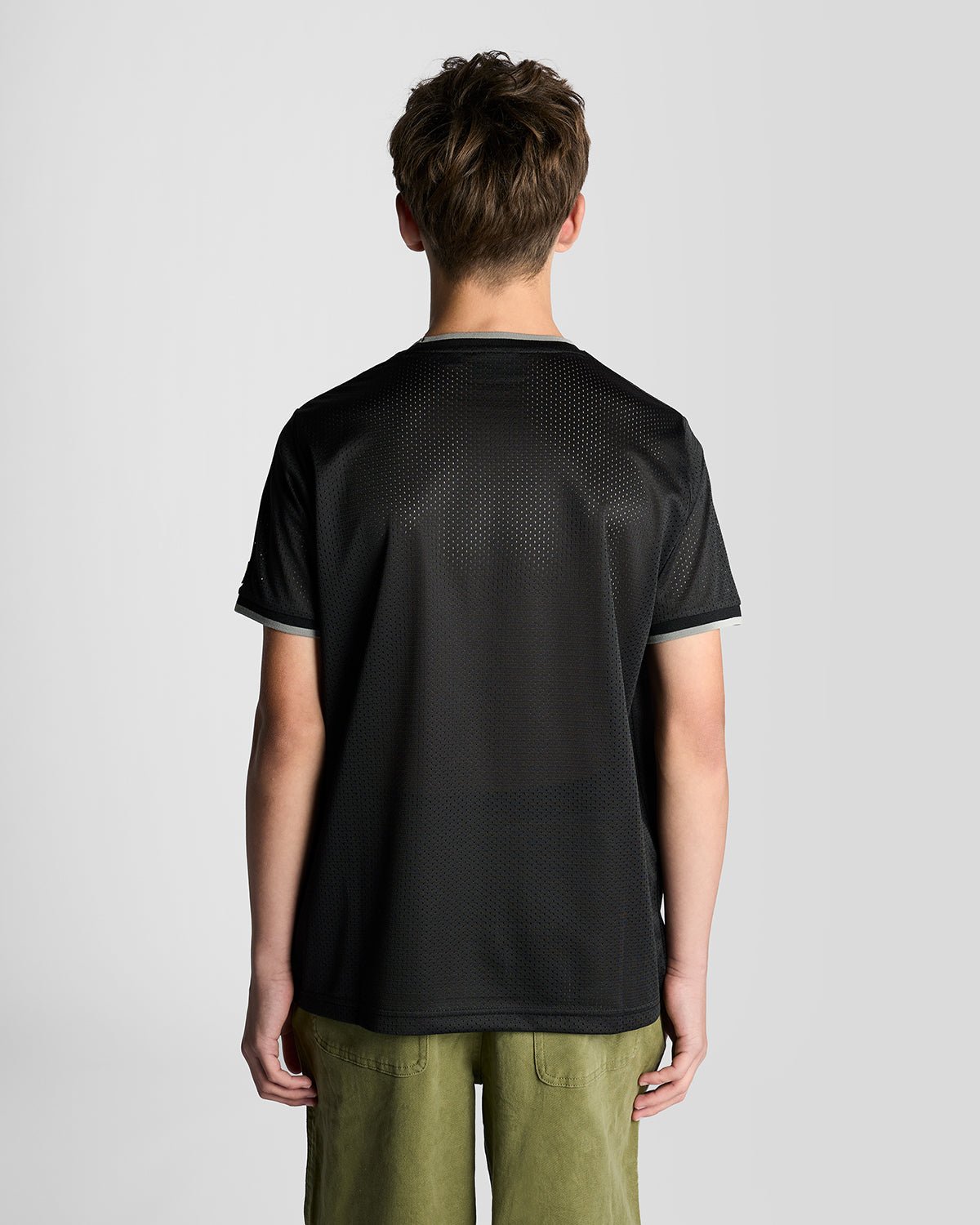 Hombre con camiseta con estampado de fútbol en negro azabache