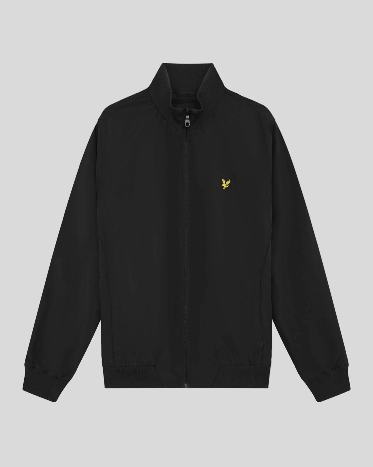 Un homme porte une veste à col cheminée de couleur noir jais