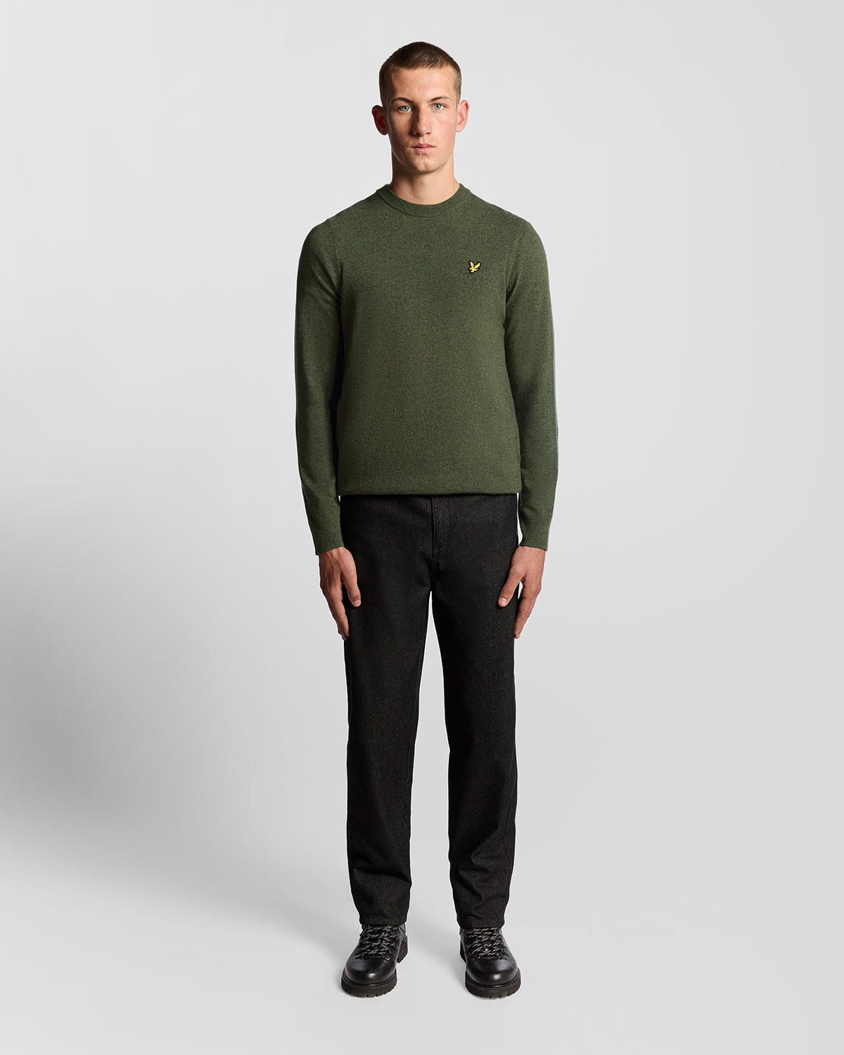 Homme portant un pull à col rond en laine d'agneau mélangée, coloris Deep Depths Marl