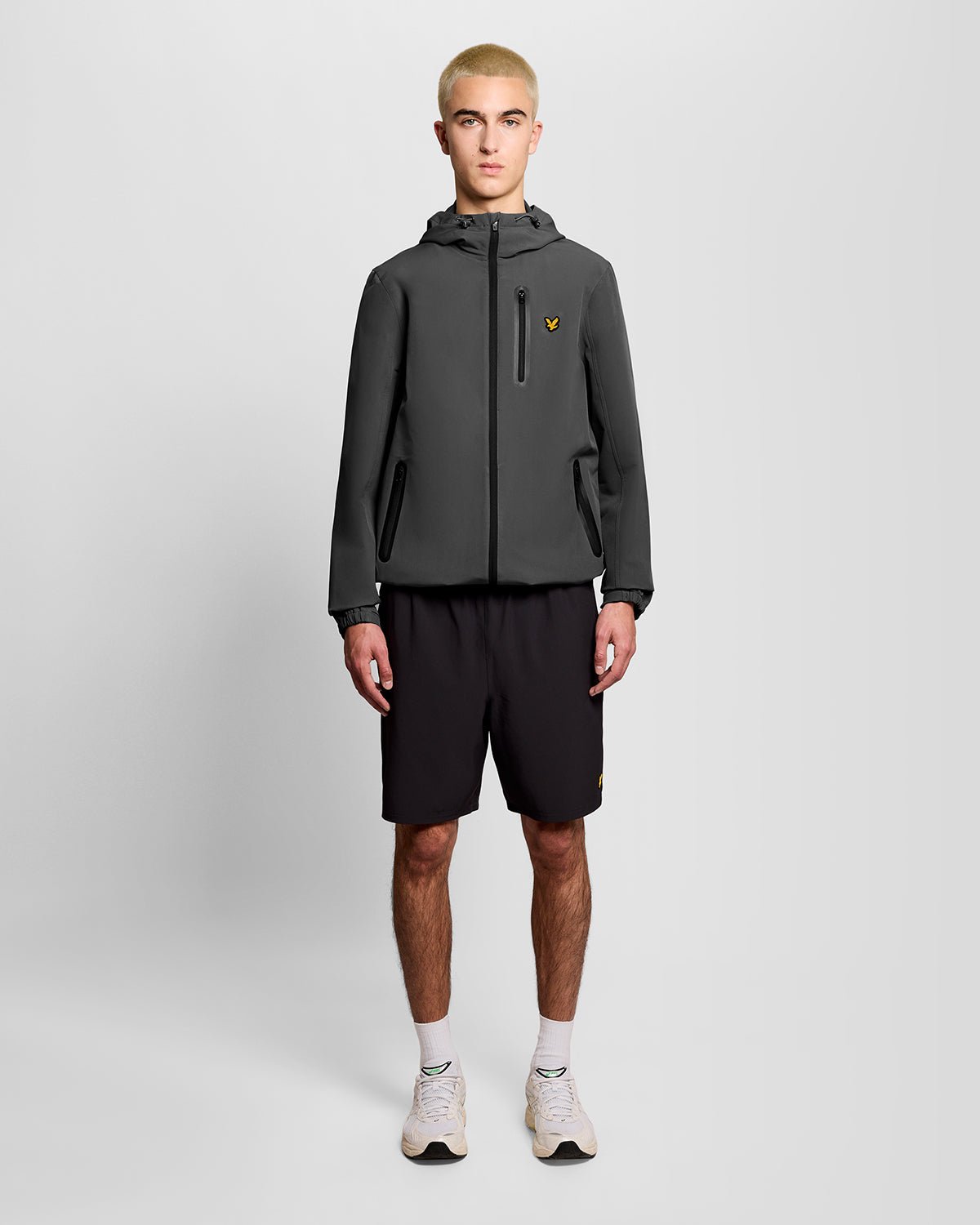 Un homme porte une veste de sport imperméable à capuche dans « Turbulence »