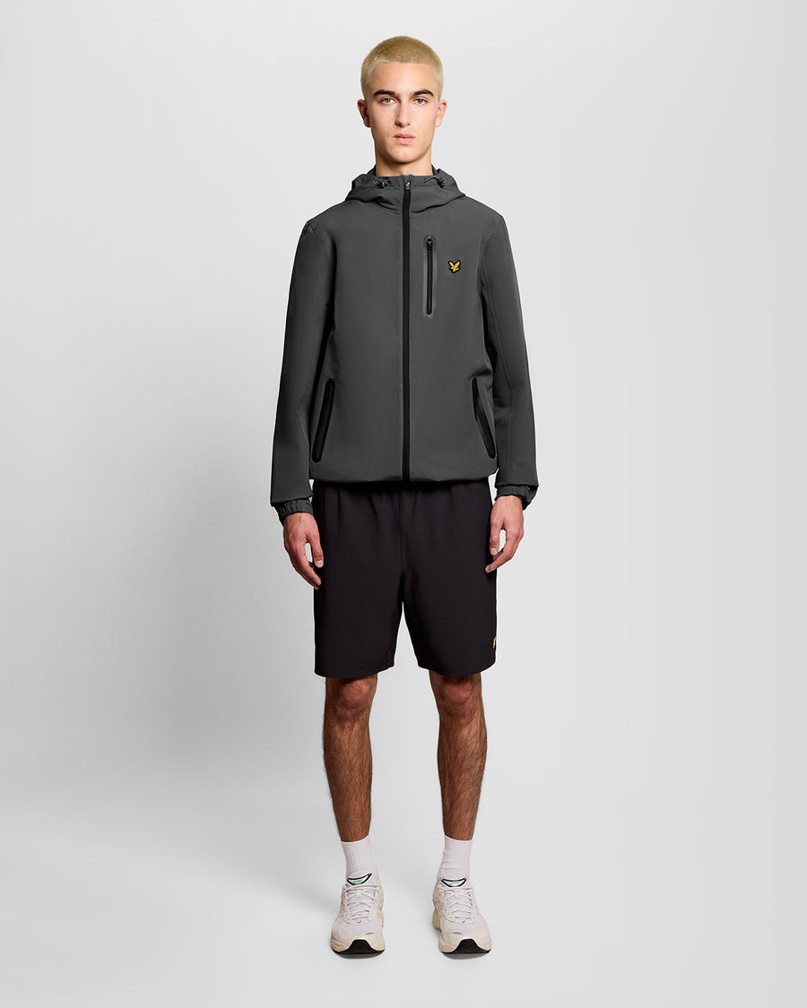 Un homme porte une veste de sport imperméable à capuche dans « Turbulence »
