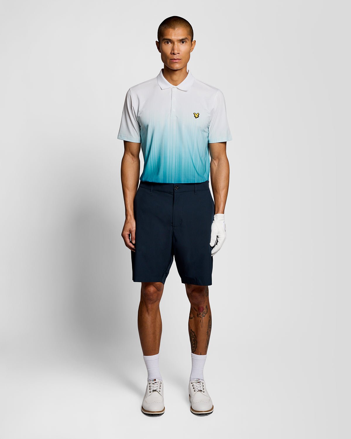 Un homme porte un polo dégradé bleu aigue-marine