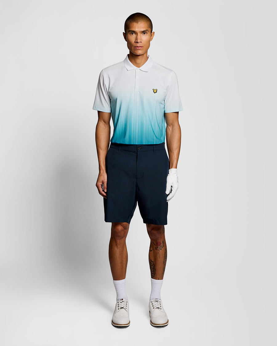 Un homme porte un polo dégradé bleu aigue-marine