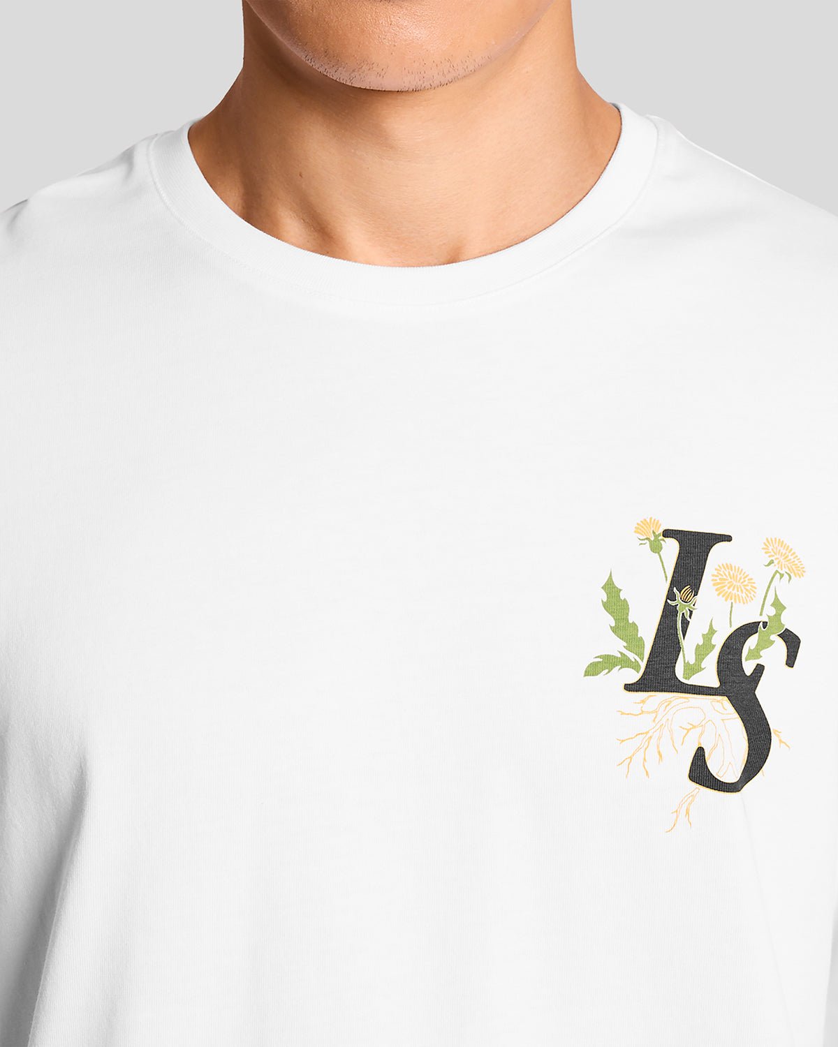 Homme portant un t-shirt à motif botanique blanc