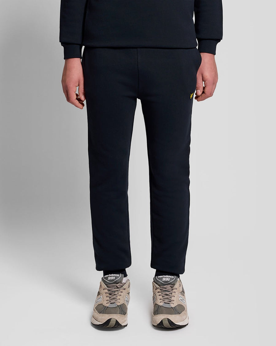 Uomo con pantaloni da jogging in cotone blu scuro