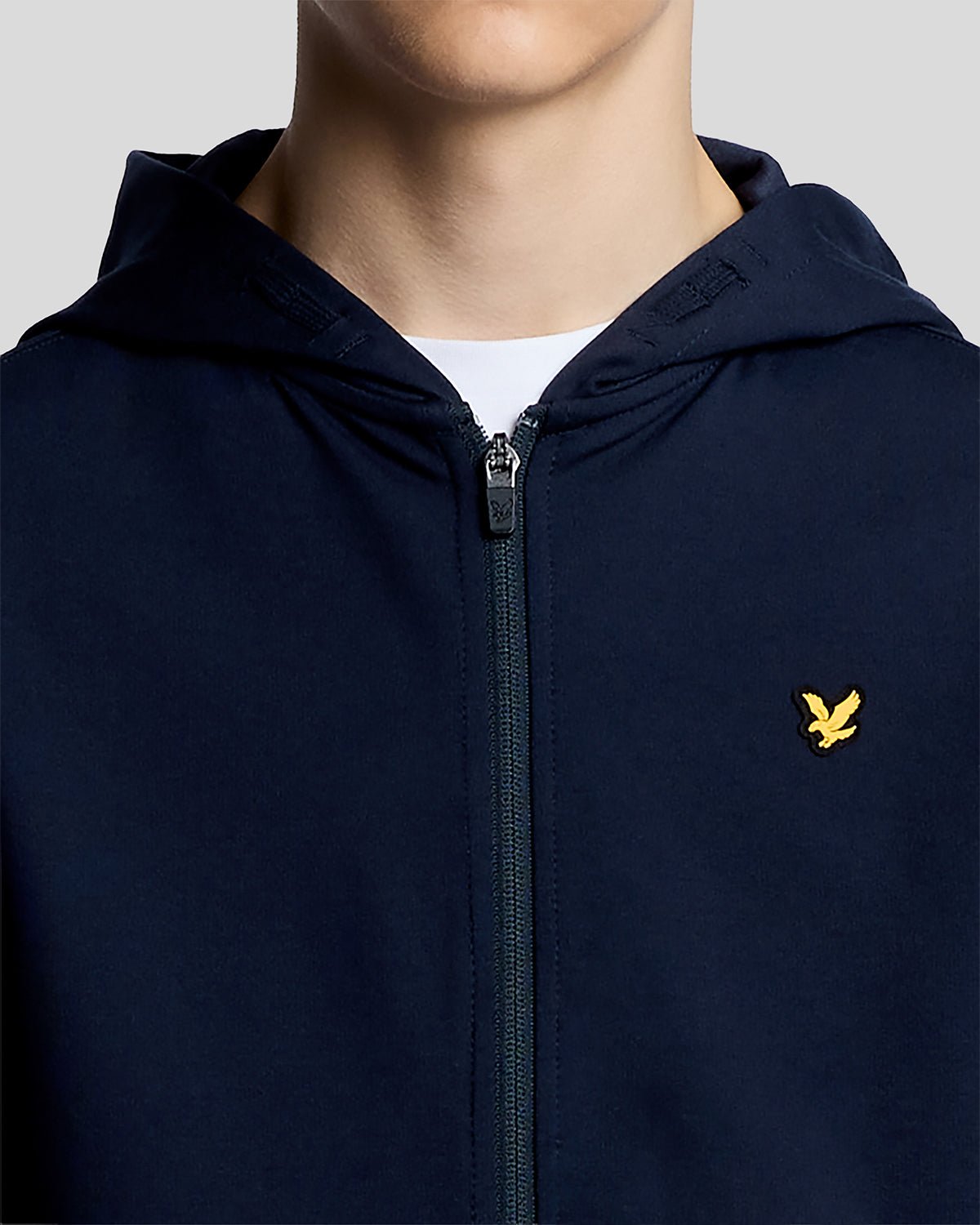 Hombre con sudadera con capucha deportiva ligera en azul marino oscuro