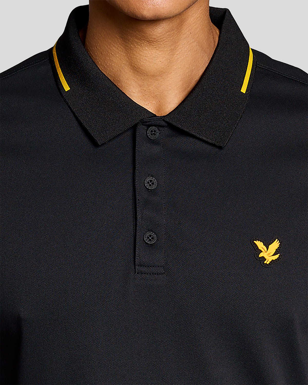 Uomo con polo tecnica a righe in nero jet