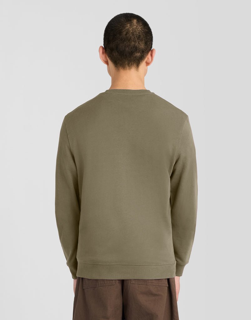 Mann trägt ein „Everyday Cotton“-Sweatshirt mit Rundhalsausschnitt in Woolwich
