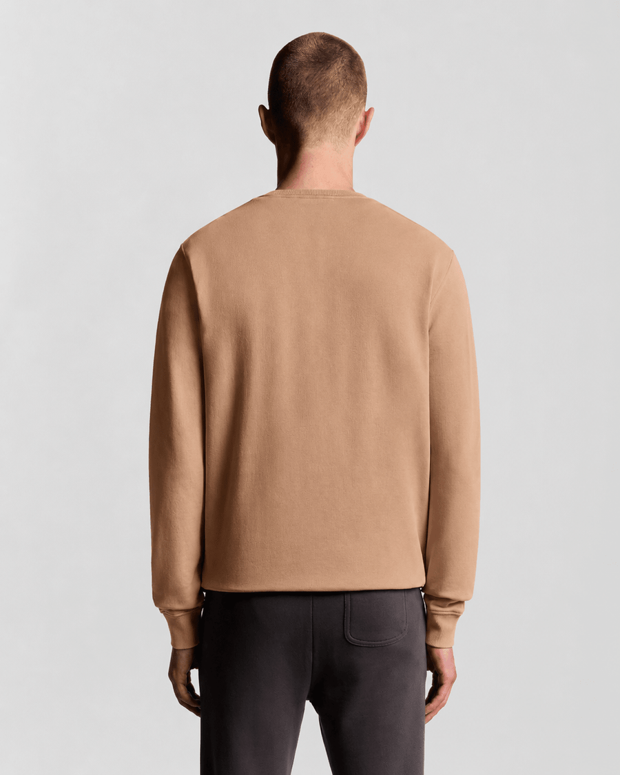 Homme portant un sweat-shirt à col rond en coton, couleur orge