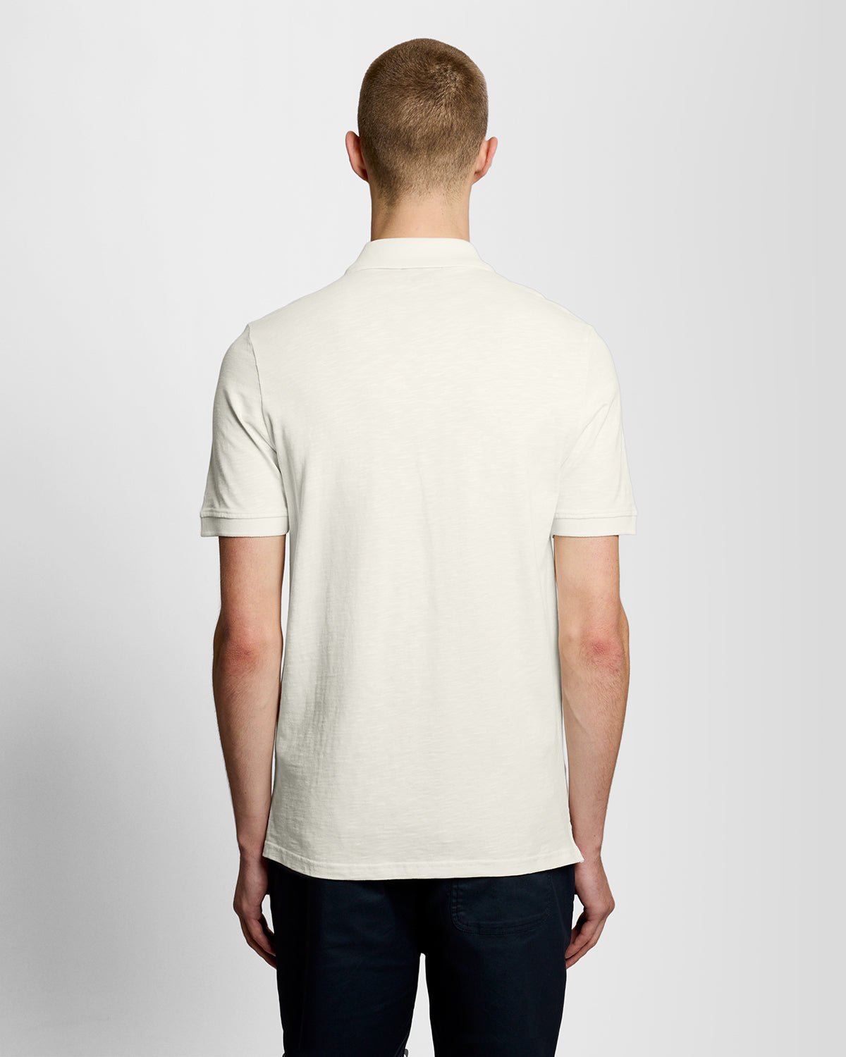 Un homme porte un polo en coton fin texturé, couleur « Ice Cream »