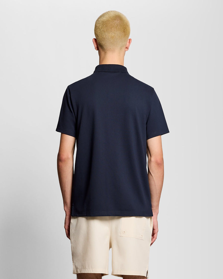 Un homme porte un polo de sport bleu marine foncé