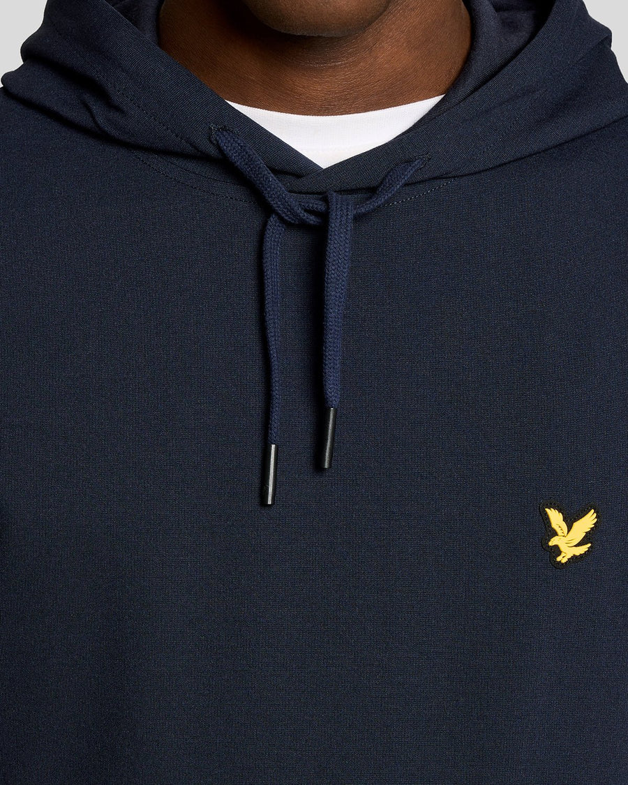 Homme portant un sweat à capuche léger de sport bleu marine foncé