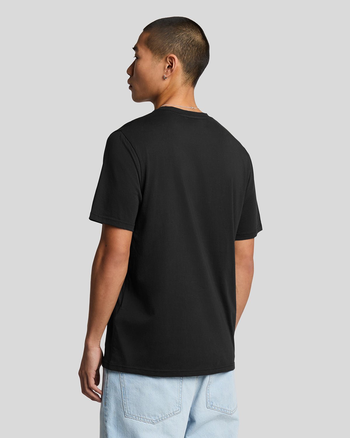 Homme portant un t-shirt en coton ultra-fin noir de jais