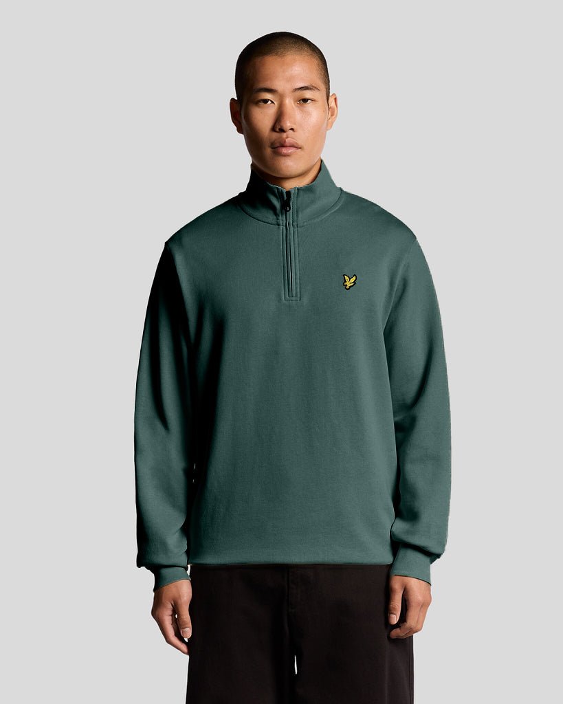 Man draagt een Everyday katoenen sweatshirt met 1/4-rits in de kleur Silver Pine