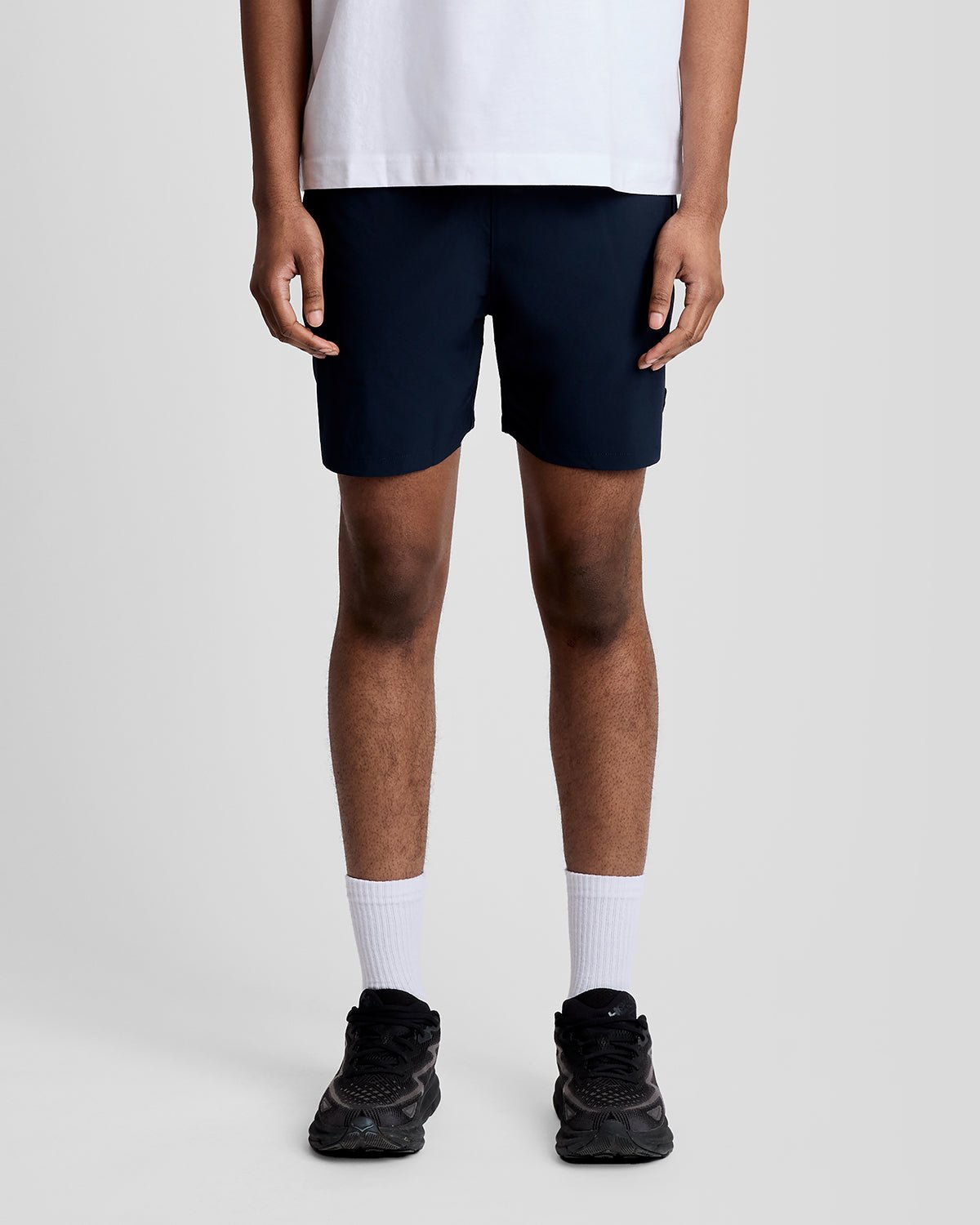 Un homme porte un short de bain bleu marine foncé