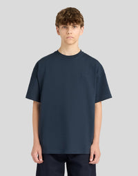 Junge trägt ein Heavy-Weight-T-Shirt im Relaxed-Schnitt in Dunkelblau