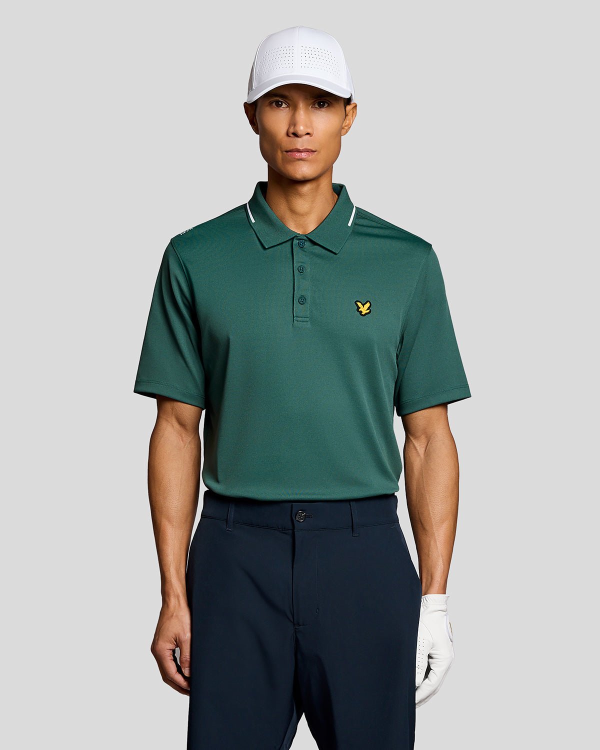 Un homme porte un polo technique à bordures dans la collection Mediterranea