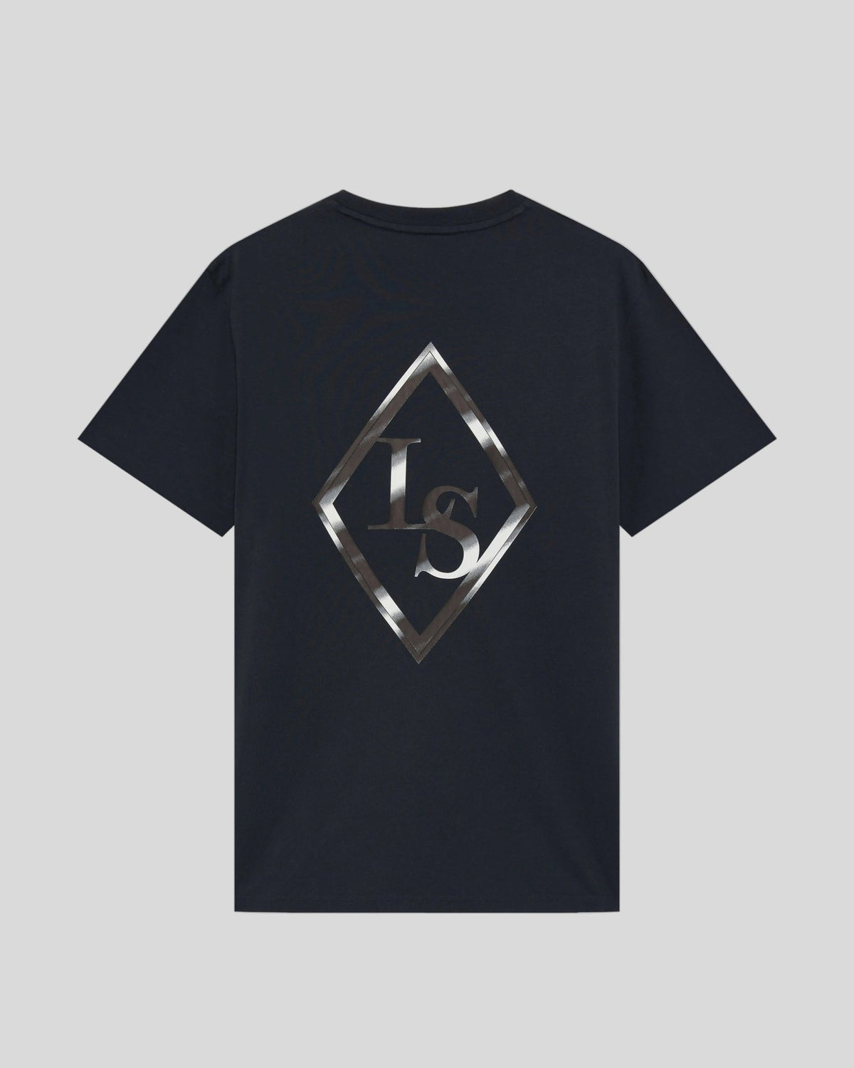 Homme portant un t-shirt à imprimé graphique dans le dos, bleu marine foncé et blanc