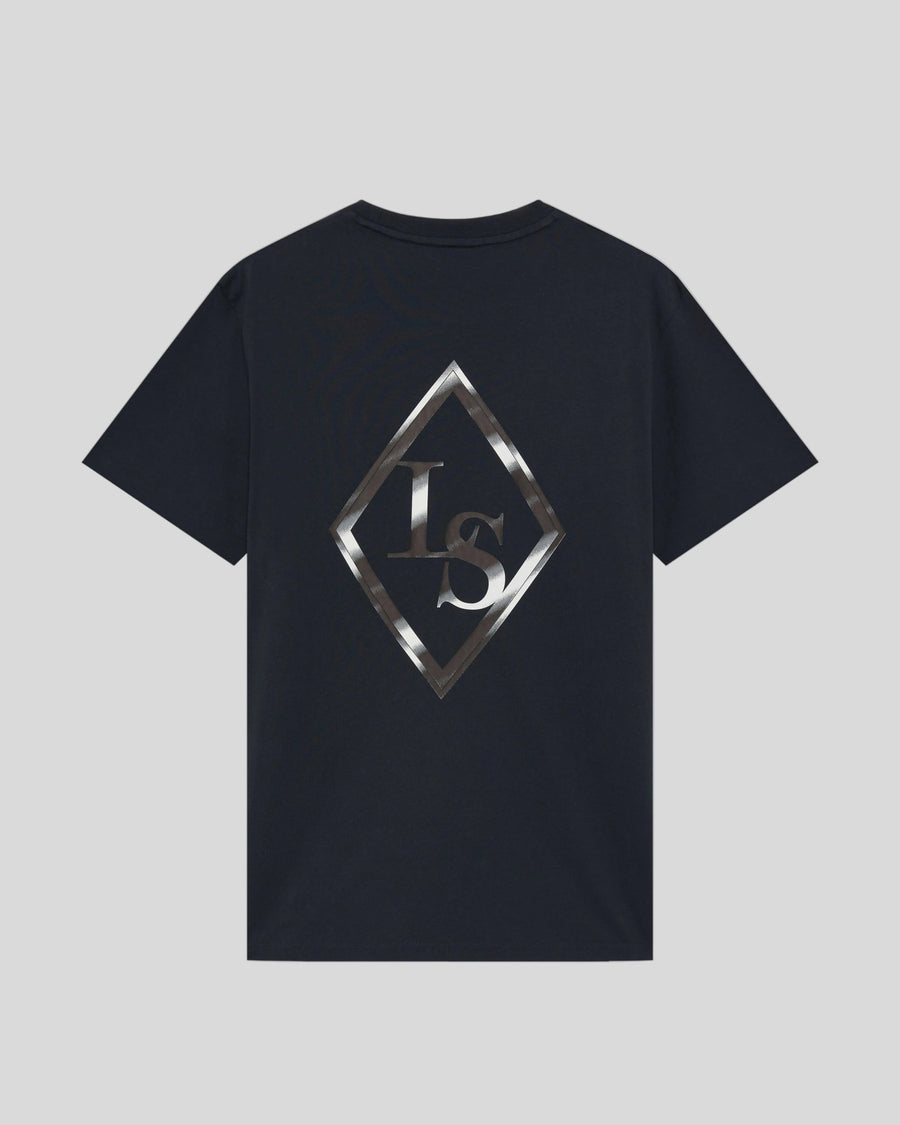 Homme portant un t-shirt à imprimé graphique dans le dos, bleu marine foncé et blanc