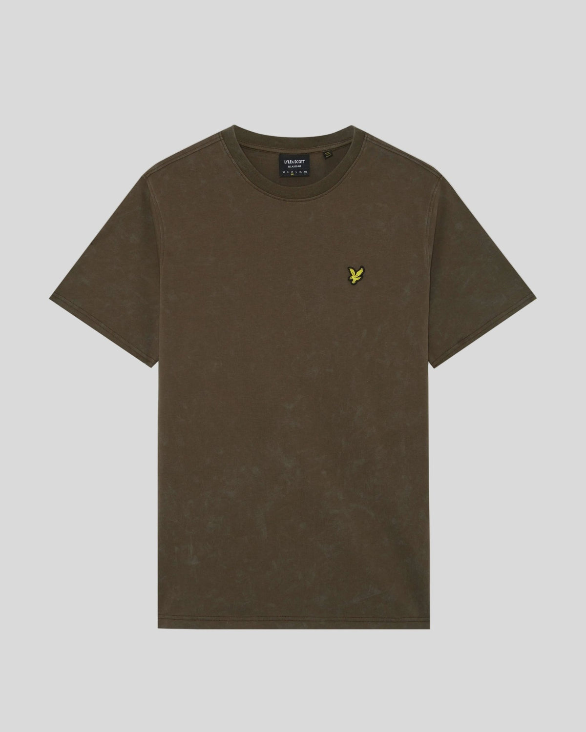 Homme portant un t-shirt en coton délavé foncé, couleur noir doux