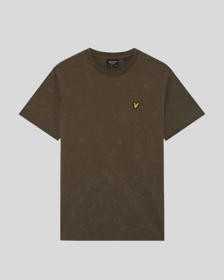 Homme portant un t-shirt en coton délavé foncé, couleur noir doux