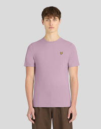 Un homme porte un t-shirt à col rond « Everyday Cotton » de couleur rose clair