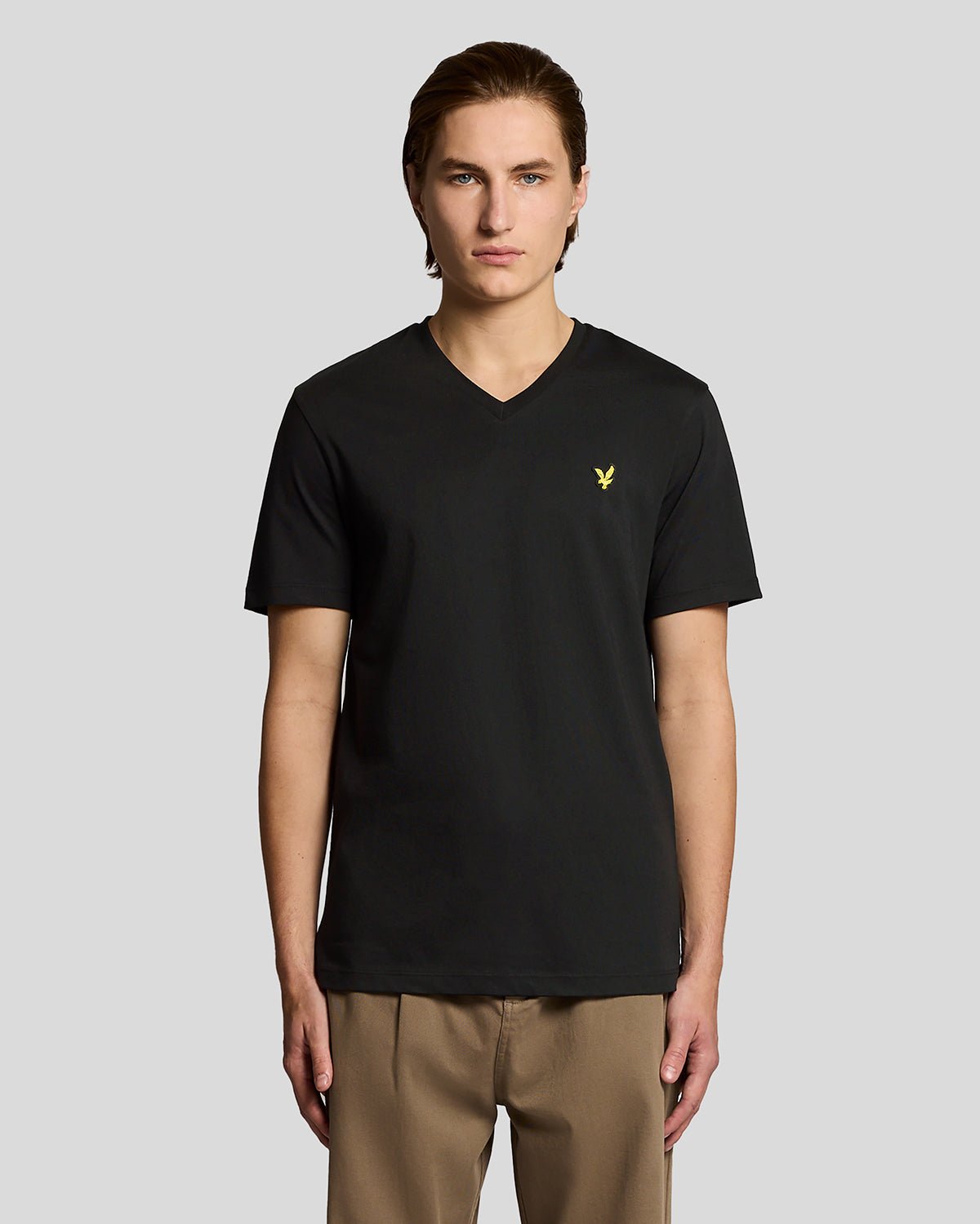 Homme portant un t-shirt en coton à col en V, couleur noir de jais