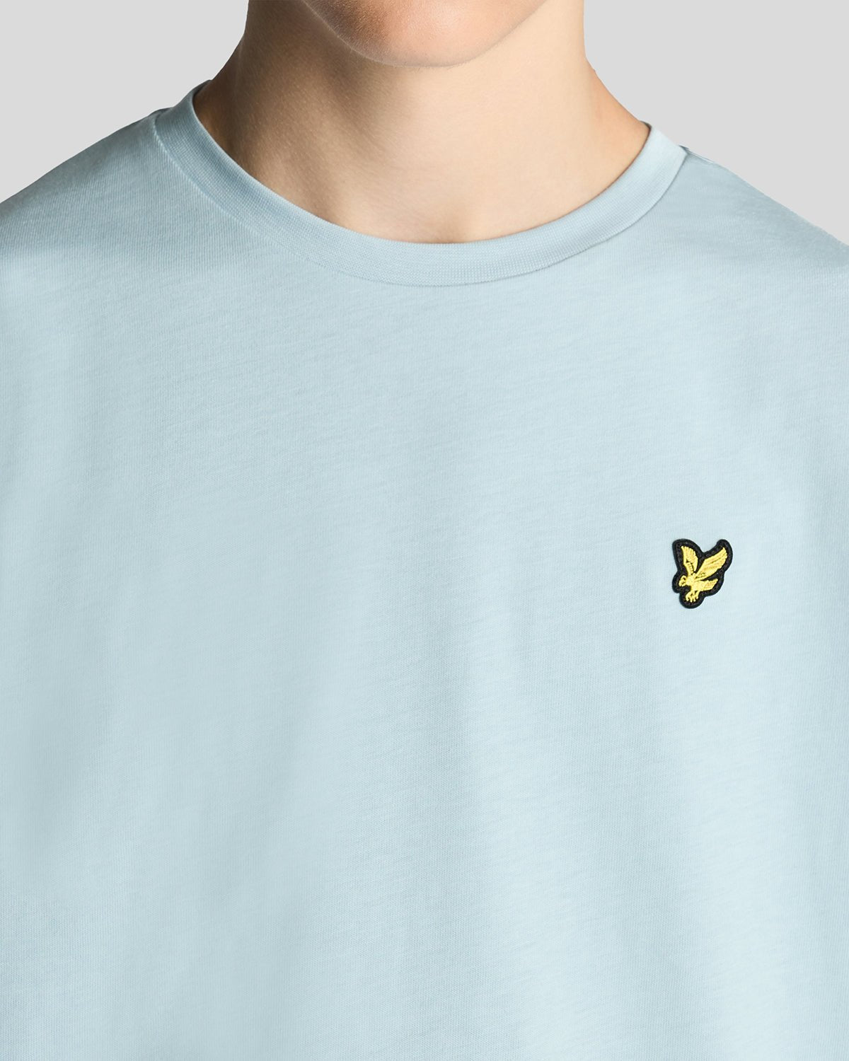 Homme portant un t-shirt à col rond en coton bleu opale